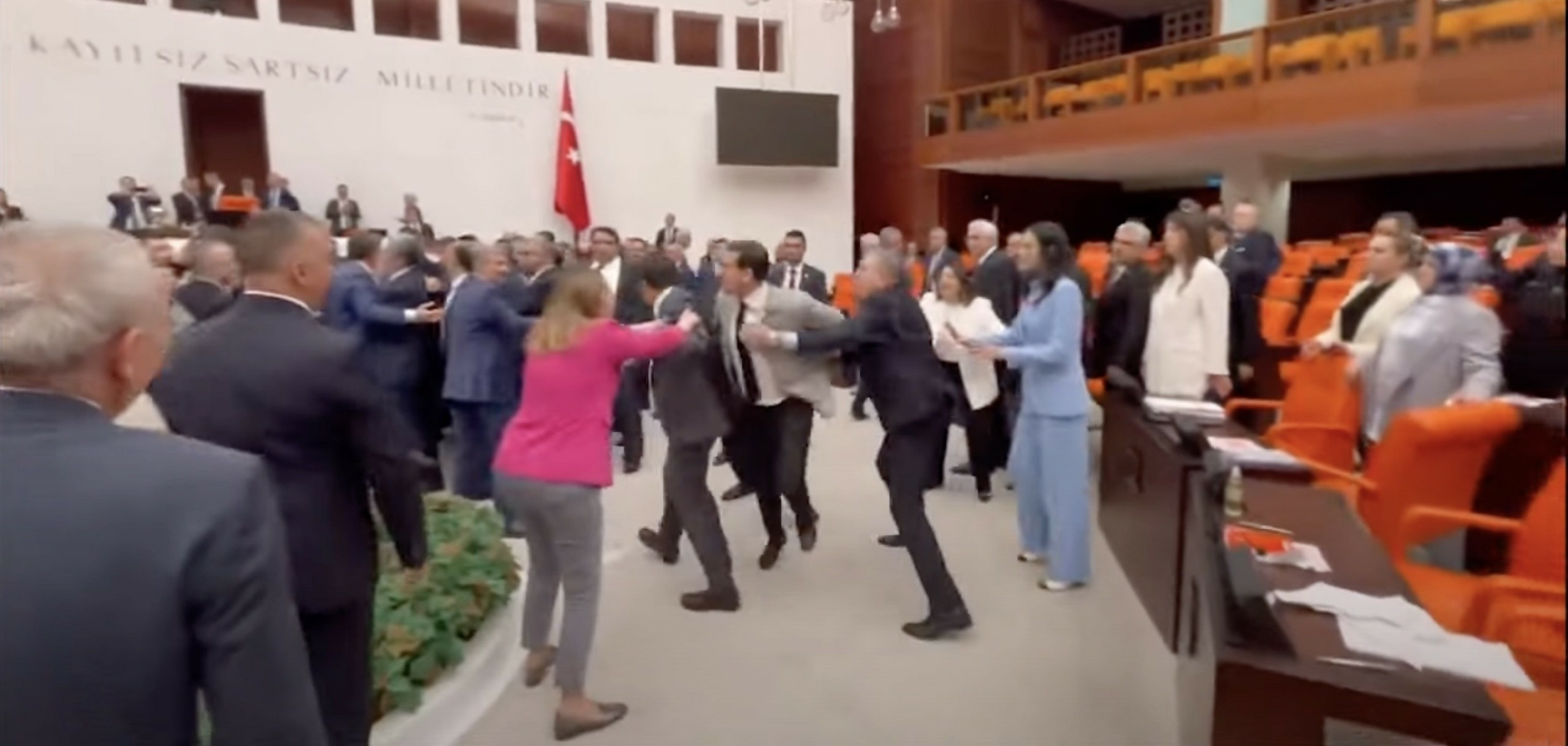 Τουρκία: Άγριο ξύλο στην Εθνοσυνέλευση ανάμεσα σε βουλευτές του Ερντογάν και του κουρδικού κόμματος (vid)